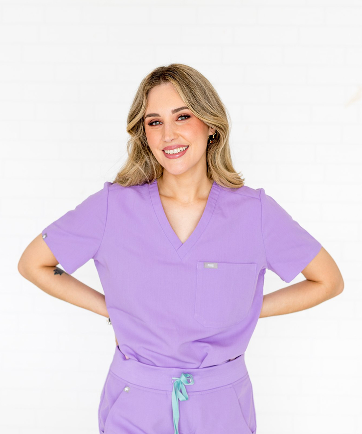 Laura Espejo con pijama de enfermera mirando a cámara