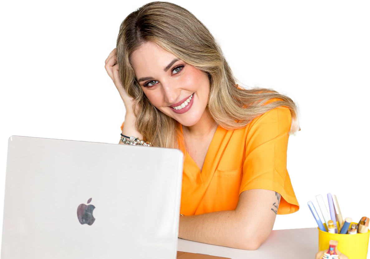 Laura Espejo trabajando delante del ordenador